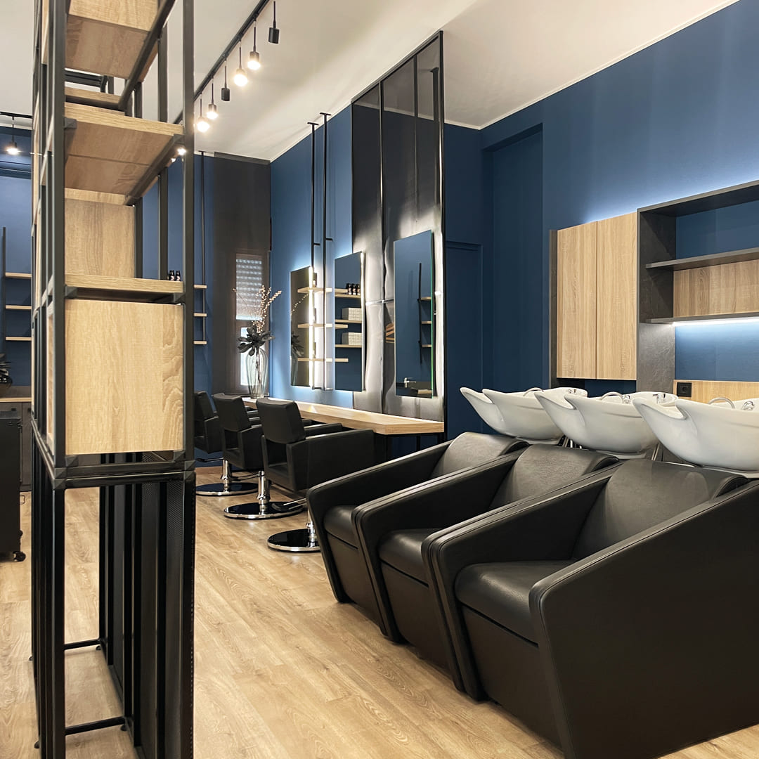 Immagine con focus sui lavatesta con poltrone nere eleganti 